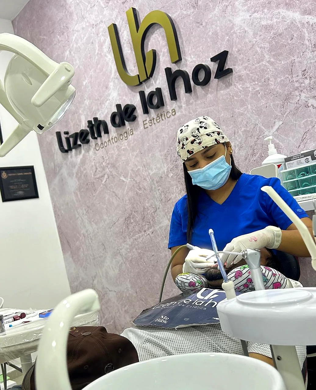 Dra. Lizeth De La Hoz en su consultorio